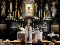 Parafianie z Korczewa na nocnym czuwaniu u Jasnogórskiej Pani